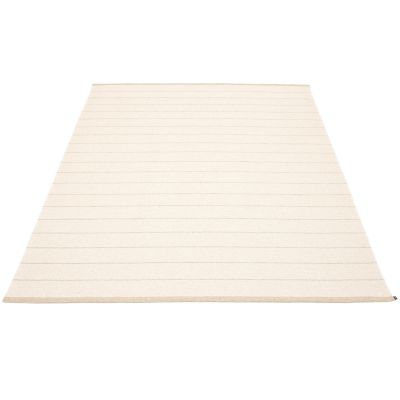 Carl Kunststoffteppich von Pappelina, 180x260 cm, in Beige mit feinen horizontalen Streifen. Strapazierfähiger Teppich für Innen.